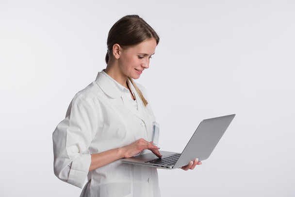 Medico medico donna sorriso tenere tablet pc, utilizzando il computer. infermiere con stetoscopio isolato su sfondo bianco
 - Foto, immagini