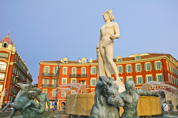 マッセナをニースのフォンテーヌ・デュ・ソレイユとアポロ像に置きます - 写真・画像