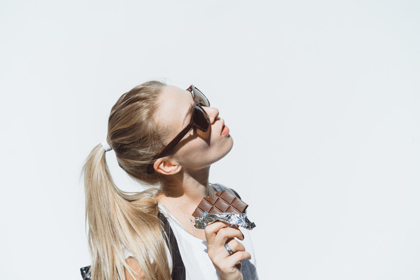 teenage girl eating chocolate bar - Фото, зображення