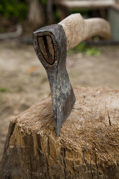 Axt in alten gebrauchten Baumstumpf - Foto, Bild