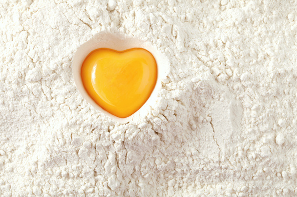 それを焼くために愛 ！小麦粉、フルフレームに卵の黄身 - 写真・画像