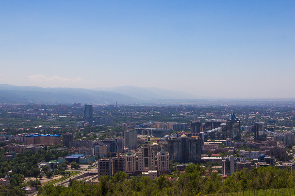 Uitzicht op de stad Almaty van Koktobe hill, Kazachstan - Foto, afbeelding