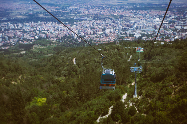 Αεροφωτογραφία του τελεφερίκ vodno βουνό και την προέλευση των κεφαλαίων Σκοπίων, πΓΔΜ - Φωτογραφία, εικόνα