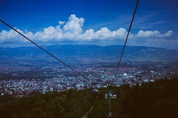 widok kolejki linowej na góry vodno i tło stolicy skopje, macedoński - Zdjęcie, obraz