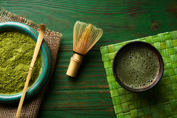 Matcha tee jauhe bambu chasen ja lusikka
 - Valokuva, kuva