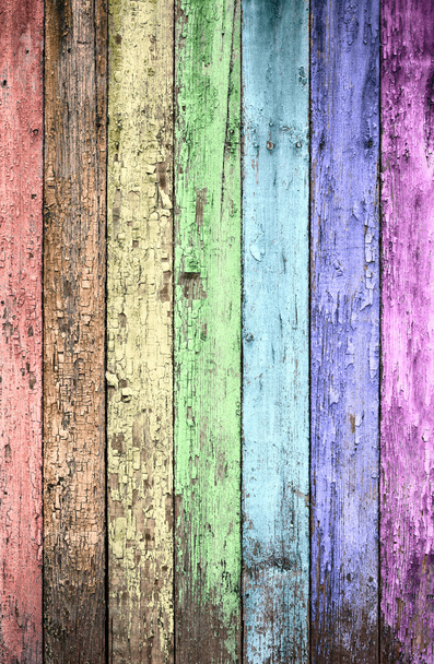 leeftijd regenboog geschilderd houten hek, natuurlijk verweerde - Foto, afbeelding