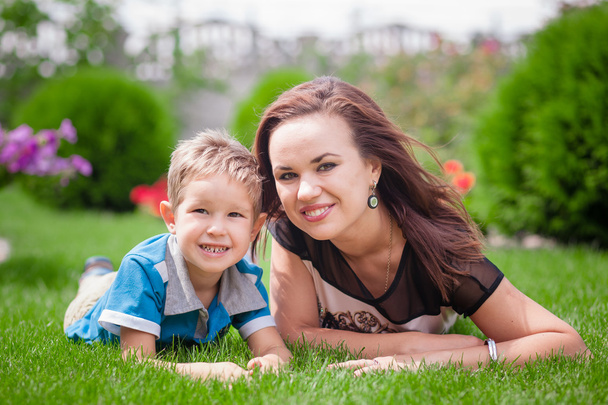 Mother and son having fun on the grass - Foto, Imagen