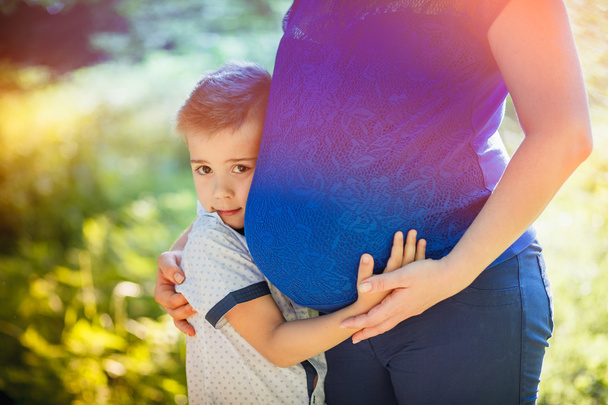 boy kissing the pregnant woman - Foto, Bild