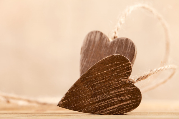 vázané dřevěné srdce volně stojící - Fotografie, Obrázek