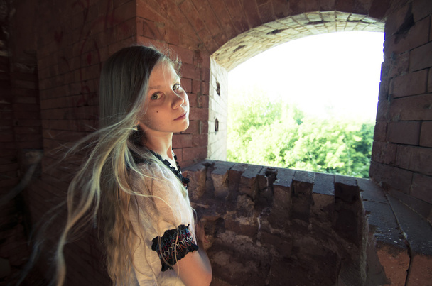 tennage meisje binnen ruïnes - Foto, afbeelding