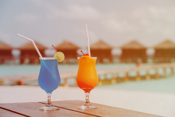 Dos cócteles en el resort de playa tropical
 - Foto, Imagen