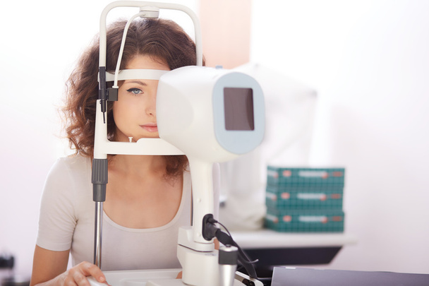 optometrist working in lab - Foto, Bild