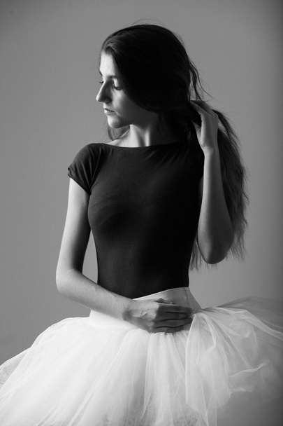 Beautiful ballet dancer with hand on hair - Foto, afbeelding