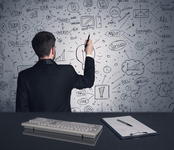 Бизнесмен пишет стратегический план на стене - Фото, изображение