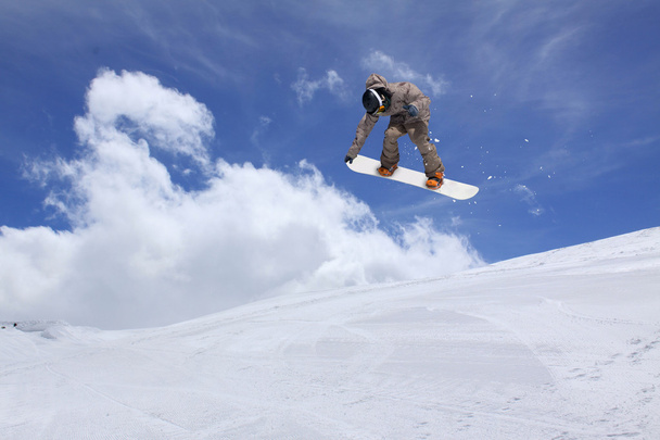 Snowboarder saltando en las montañas nevadas del invierno
 - Foto, Imagen
