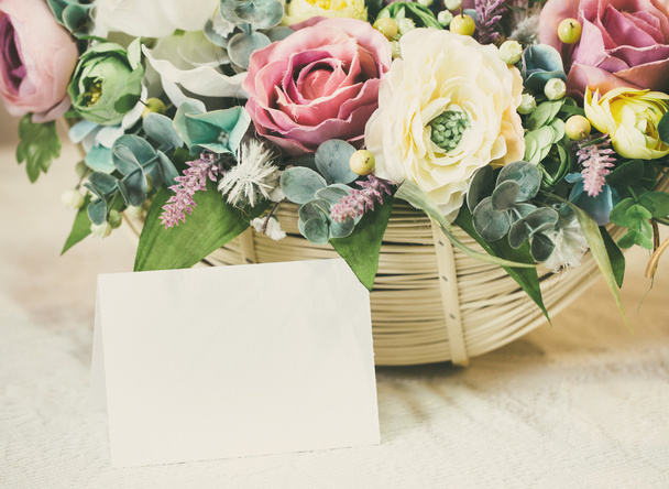 delicado ramo floral con tarjeta en blanco para texto
 - Foto, imagen