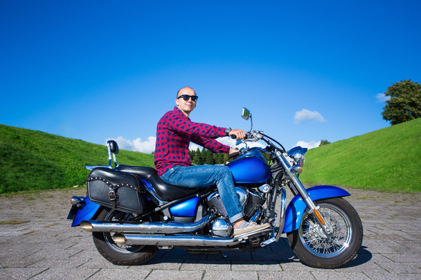 młody przystojny mężczyzna siedzi na retro motocykl - Zdjęcie, obraz