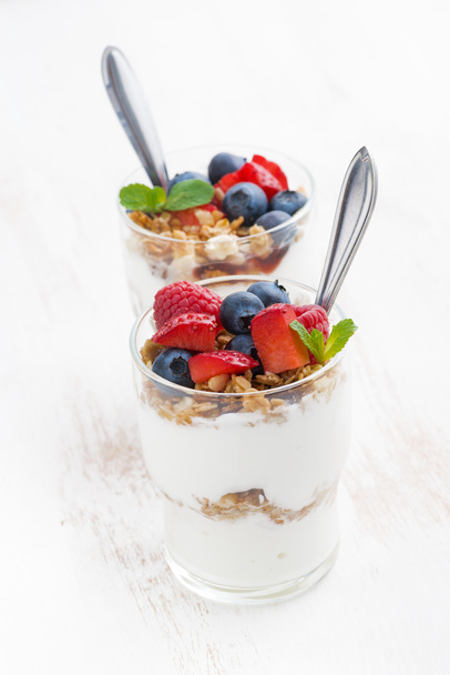 healthy dessert with natural yogurt, muesli and berries - Foto, imagen