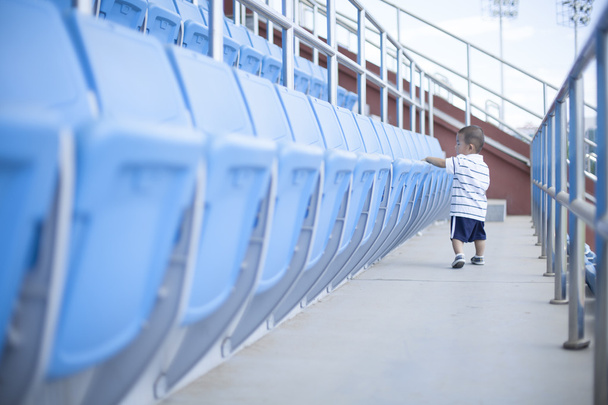 Aranyos kínai kisfiú játszik egy stadion - Fotó, kép