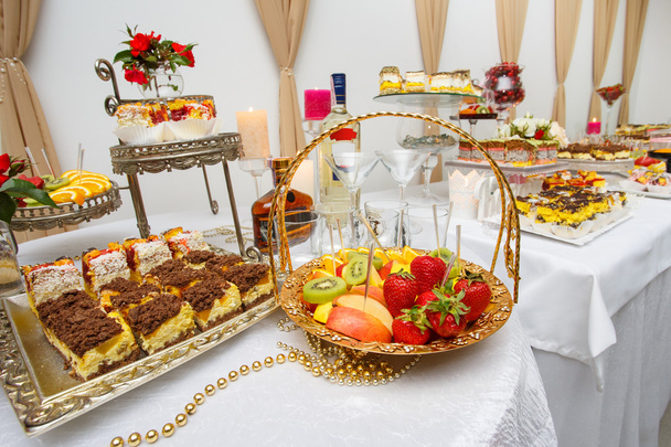 Mooi ingerichte feestzaal tabel met vers fruit. - Foto, afbeelding