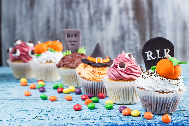 Renkli sakız süslemeleri ile Halloween cupcakes - Fotoğraf, Görsel