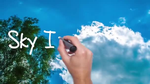 The Sky Is The Limit cloud with a blue sky. Человек Рука пишет с черным маркером на небе. Красный кружок
. - Кадры, видео