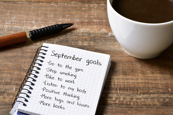 café et bloc-notes avec une liste des objectifs de Septembre
 - Photo, image