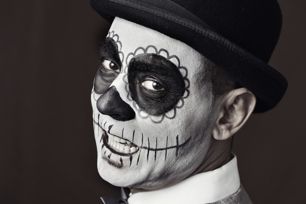 Mann mit mexikanischem Calaveras-Make-up - Foto, Bild