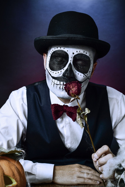 ο άνθρωπος με ένα μεξικάνικο calaveras μακιγιάζ - Φωτογραφία, εικόνα
