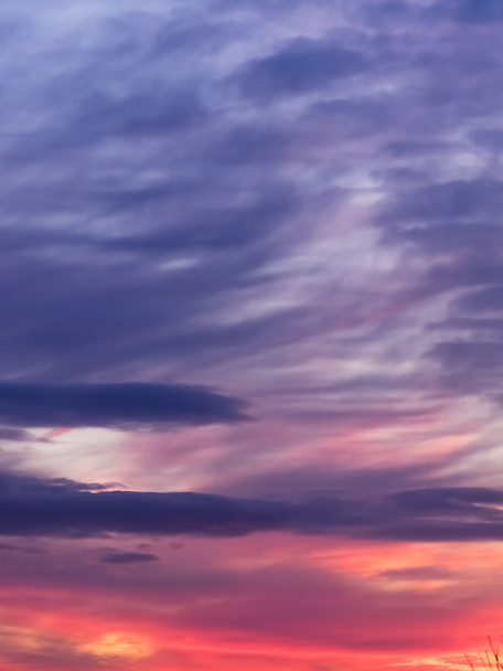 farbenfroher dramatischer bewölkter Himmel - Foto, Bild
