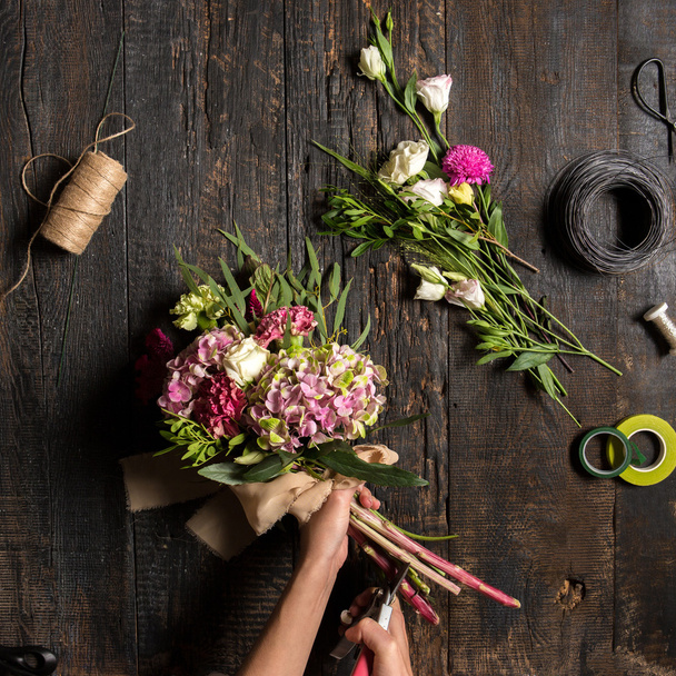 The florist desktop with working tools and ribbons - Foto, imagen