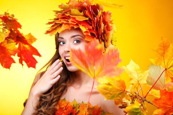 chica en una chaplet de las hojas de otoño
 - Foto, imagen