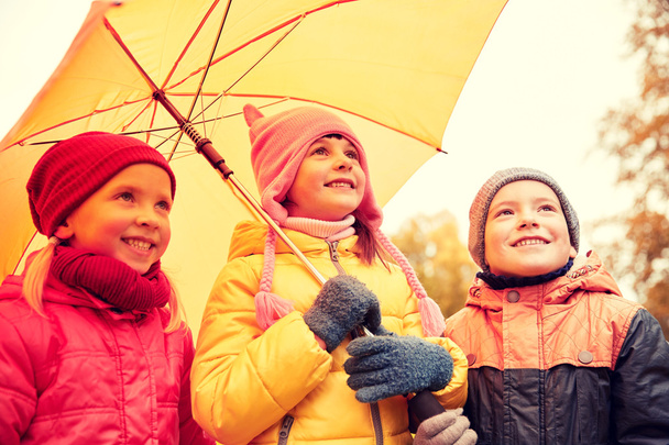 happy children with umbrella in autumn park - Fotoğraf, Görsel