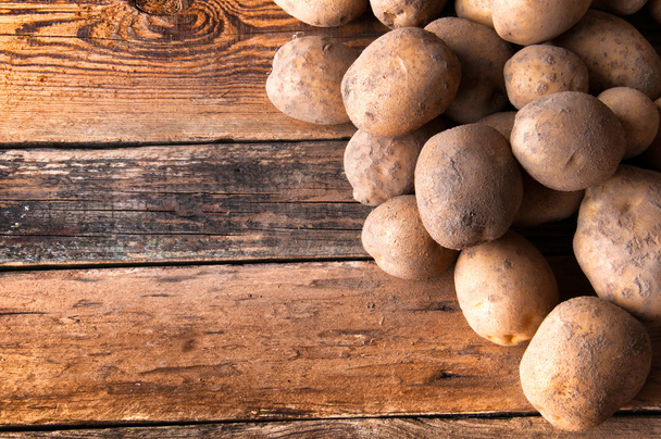 Kartoffeln auf Holztisch. Kopierraum - Foto, Bild