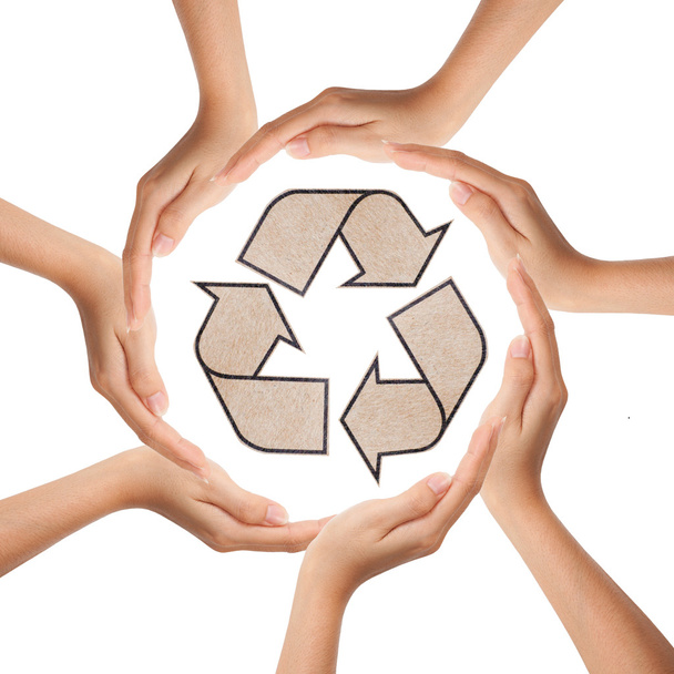 handen maken een cirkel met recycle ondertekenen - Foto, afbeelding