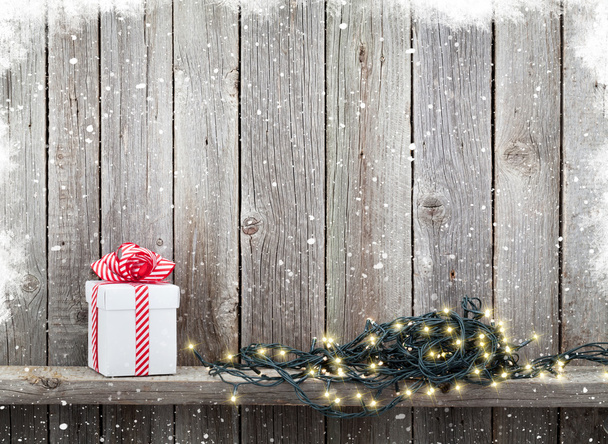 Weihnachtsbeleuchtung und Geschenkbox - Foto, Bild