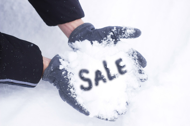 Снег в руках человека в перчатках, избирательный фокус
 - Фото, изображение