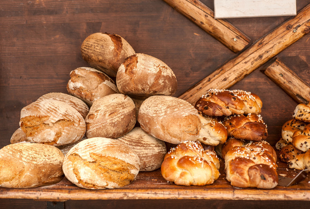 свежеиспеченный хлеб для продажи на рынке
 - Фото, изображение