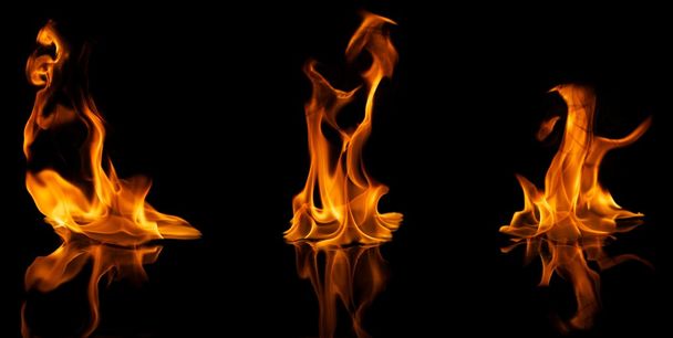 όμορφο κομψό φωτιά φλόγες που καθρεφτίζονται στο νερό - Φωτογραφία, εικόνα