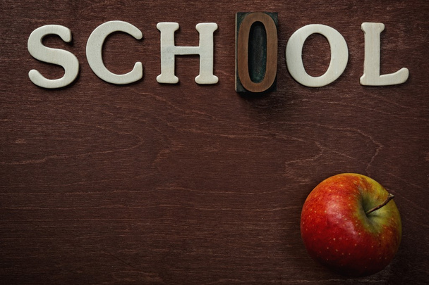 La palabra escuela escrita sobre fondo de madera
 - Foto, imagen
