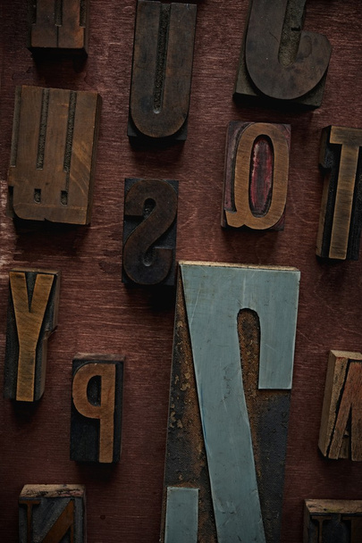 Vintage γράμματα σε ξύλινο φόντο - Φωτογραφία, εικόνα