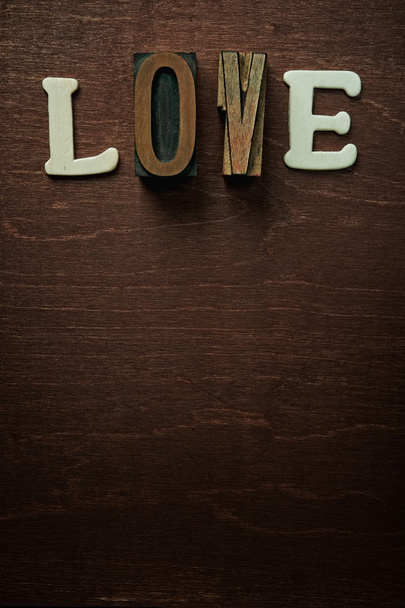 La palabra amor escrita sobre fondo de madera
 - Foto, imagen