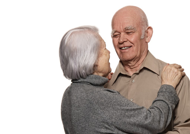 Πορτρέτο ενός ευτυχισμένου ηλικιωμένου ζευγαριού που αγκαλιάζεται - Φωτογραφία, εικόνα