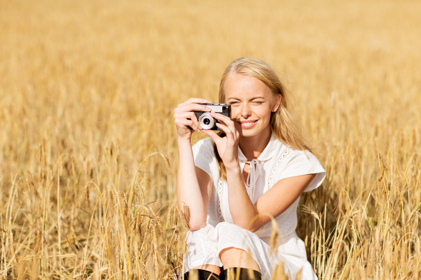 счастливая женщина с кинокамерой в венке из цветов - Фото, изображение