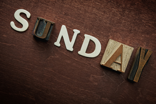 日曜日の木製の背景に書かれた単語 - 写真・画像
