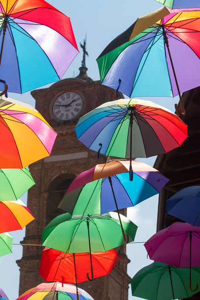 Farbiger Regenschirm. Kunstinstallation - Foto, Bild