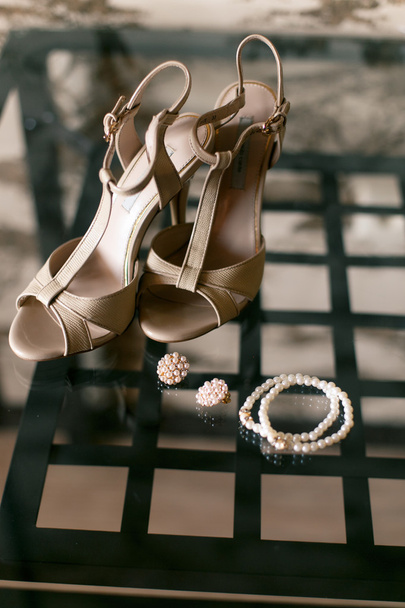 wedding beige sandals and pearl jewelry - Foto, Imagem