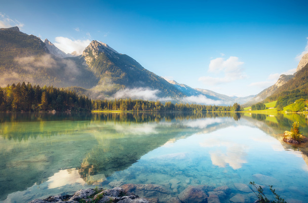 Hermoso lago alpino
 - Foto, Imagen