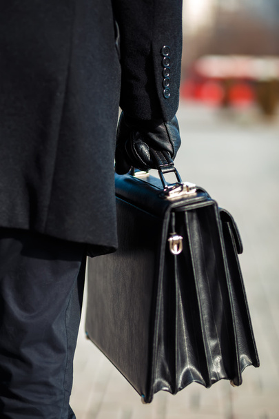 leather briefcase in his hand. young businessman  - Foto, Imagem
