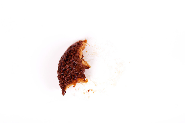 Вкусный шоколадный пончик на белом фоне
 - Фото, изображение